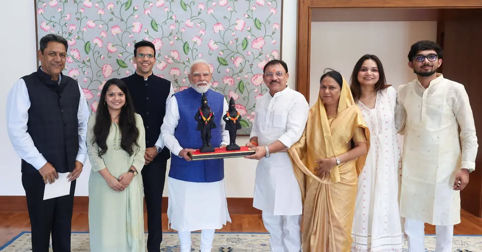 पंतप्रधान सहपरिवार सदिच्छा भेट